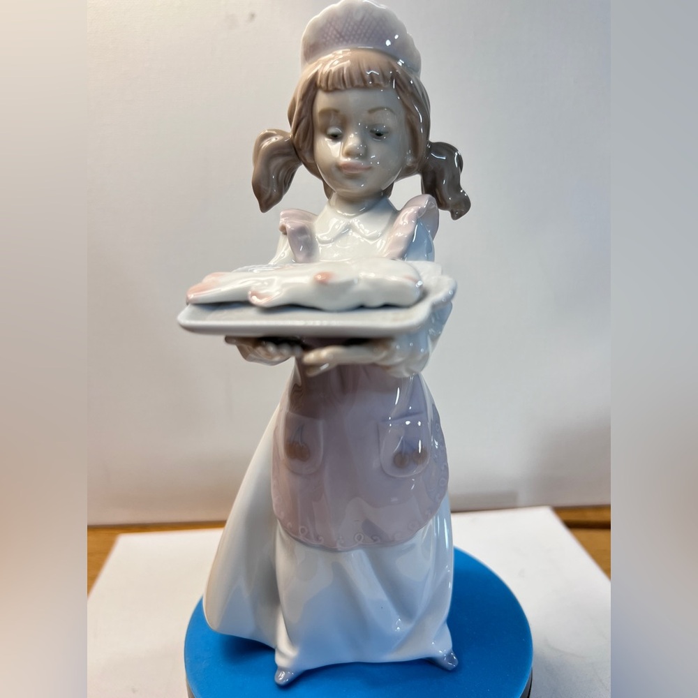 Lladró "Dinner Is Served" porcelain, Spanish name "Cocinera Sirviendo"